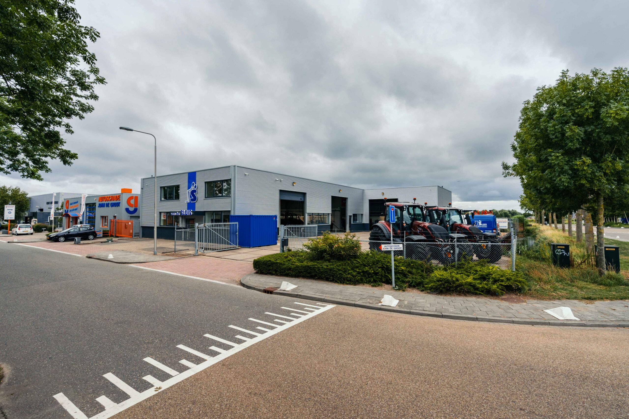 J. van der Sluis opent nieuwe vestiging in Bollenstreek
